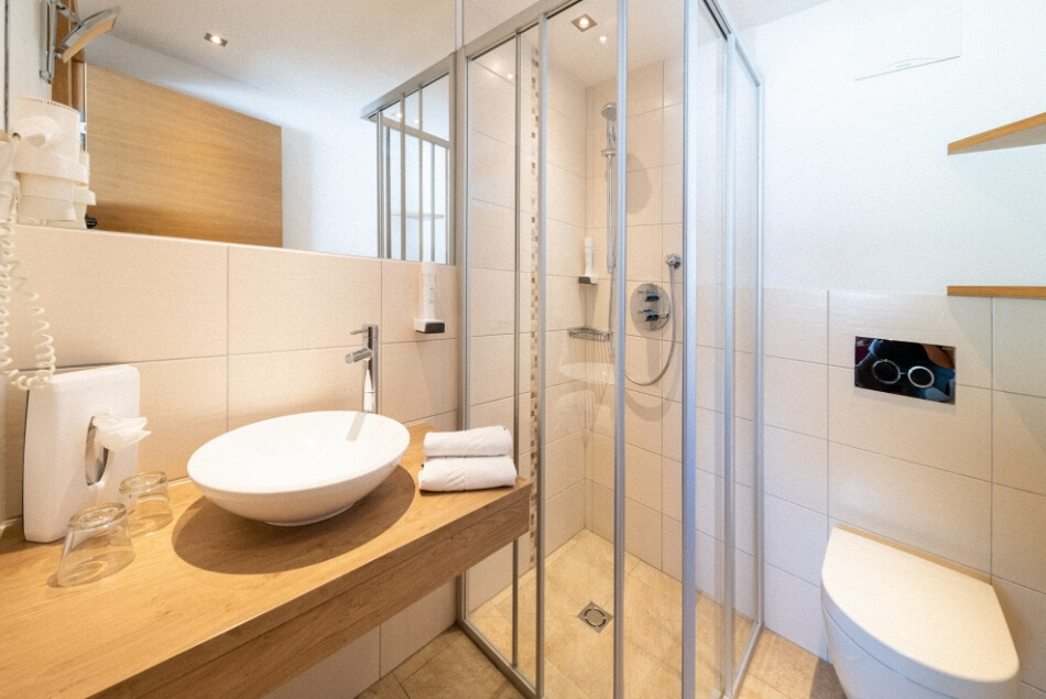 Badezimmer im Hotel mit Waschbecken, Dusche & Toilette