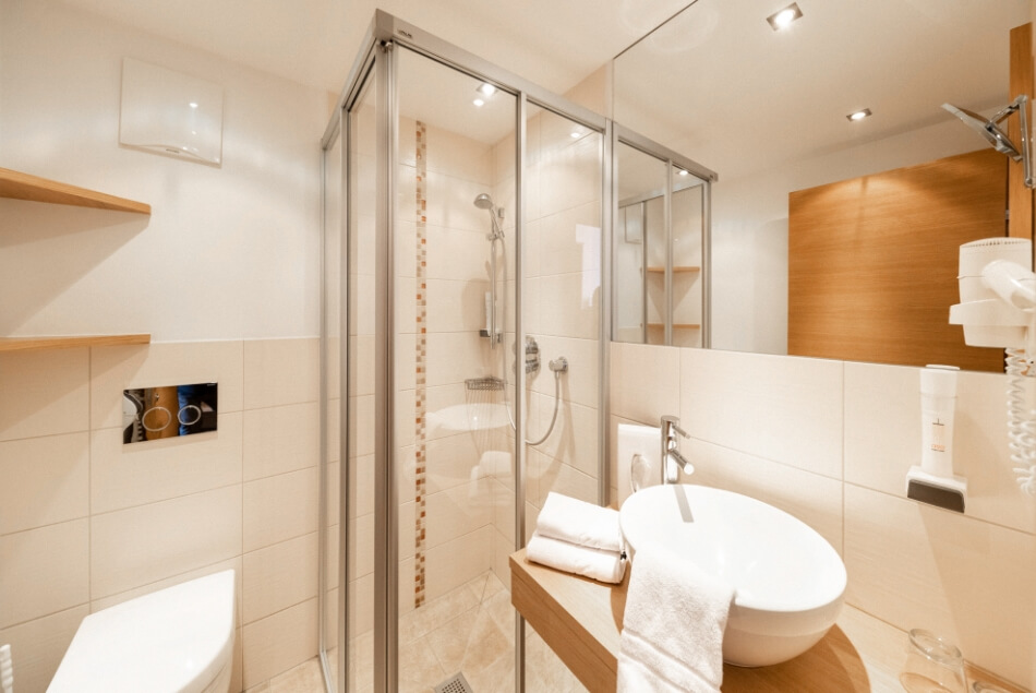 Eines der Badezimmer mit Dusche im Hotel in Saalfelden