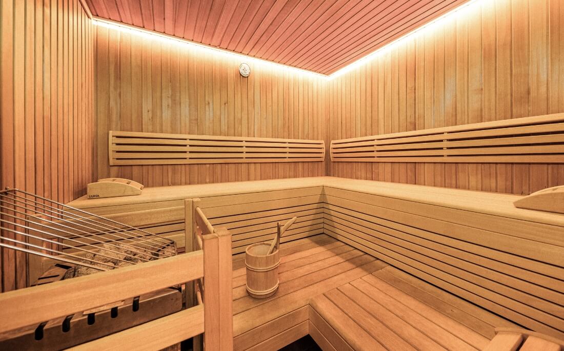 Die großräumige Sauna des Hotels im Wellnessbreich